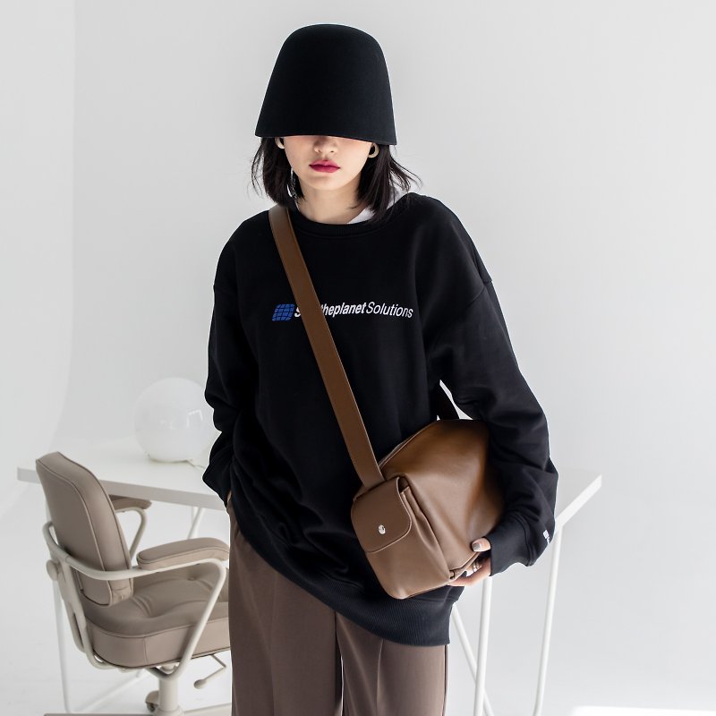Khaki Brown Minimalist Lightweight Wide Shoulder Strap Crossbody Square Bucket Bag PU Stylish Shoulder Bag - กระเป๋าแมสเซนเจอร์ - หนังเทียม สีนำ้ตาล