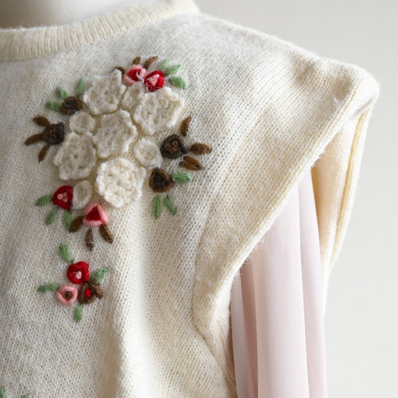 [Egg Plant Vintage] Flower Plum Cake Thread Embroidery Modified Strap Vintage Vest Sweater - Women's Sweaters - Other Man-Made Fibers 