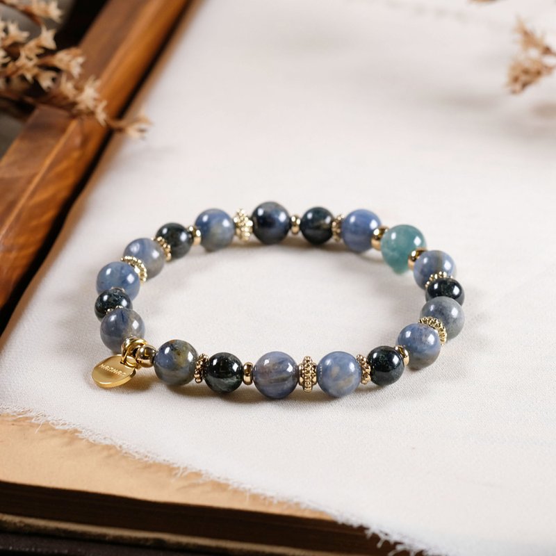 Oil painting style kyanite Stone blue crystal bracelet natural mineral crystal - สร้อยข้อมือ - เครื่องเพชรพลอย สีน้ำเงิน