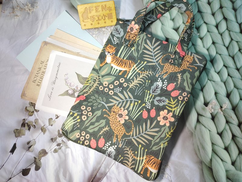 Korea limited edition fabric - green bottom leopard tiger zipper book cover - portable zipper book cover - portable cloth book cover - ปกหนังสือ - ผ้าฝ้าย/ผ้าลินิน 