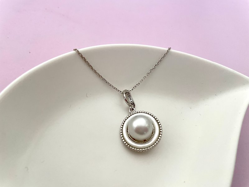 Sakura natural mother-of-pearl Australian white seawater pearl pendant free necklace - เข็มกลัด - ไข่มุก ขาว