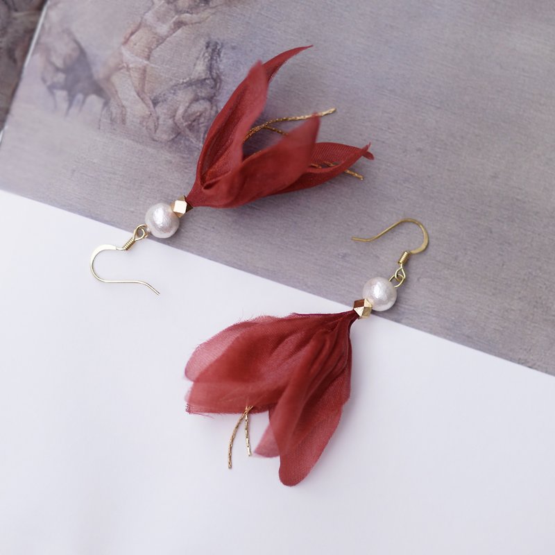 Ashley | Tangerine Pearl Chain Gold Plated Hook Earrings - ต่างหู - วัสดุอื่นๆ สึชมพู