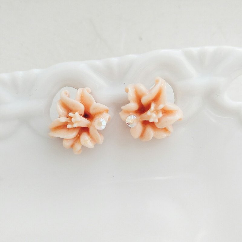 momolico earrings vintage resin flower lily can be changed cramping - ต่างหู - วัสดุอื่นๆ สึชมพู