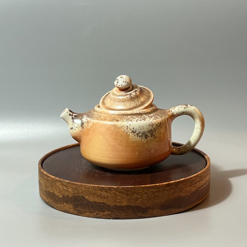 The wood-fired porcelain clay is heavy with dust and the teapot is being placed / Handmade by Xiao Pingfan - ถ้วย - ดินเผา 