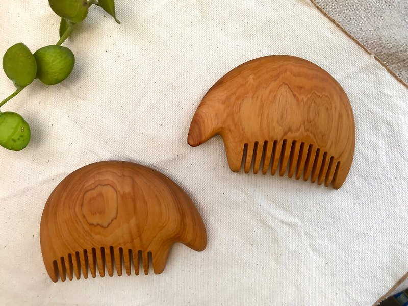 Custom-made handmade wooden comb-wooden curved comb [Pangolin] Scalp full-body massage meridian combing - Makeup Brushes - Wood 