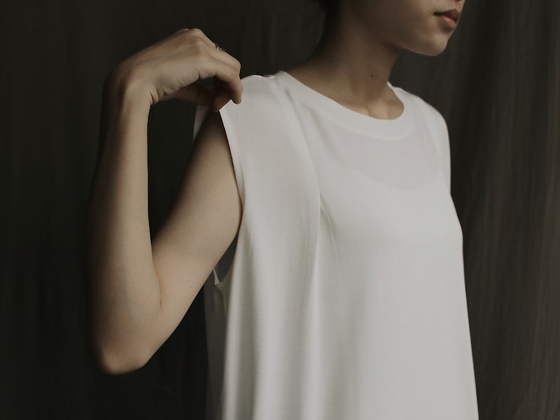 Sleeveless folded shoulder T-shirt dress - ชุดเดรส - ผ้าฝ้าย/ผ้าลินิน ขาว