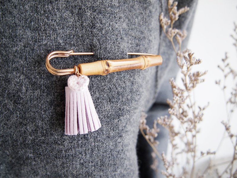 Bamboo knot with pink and purple leather tassels and small heart-shaped knitting brooch - เข็มกลัด - ไม้ไผ่ สีม่วง