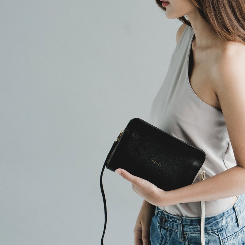 Oval Clutch & crossbody bag 小巧真皮斜背包 black color - กระเป๋าถือ - หนังแท้ สีดำ