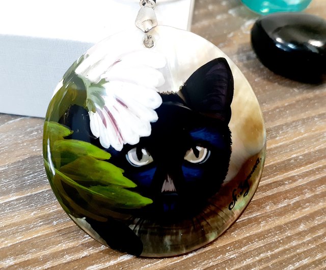 貝殻に黒猫を描いたパールペンダントネックレス、可憐なハンドメイドジュエリー - ショップ Charm.arts ネックレス - Pinkoi