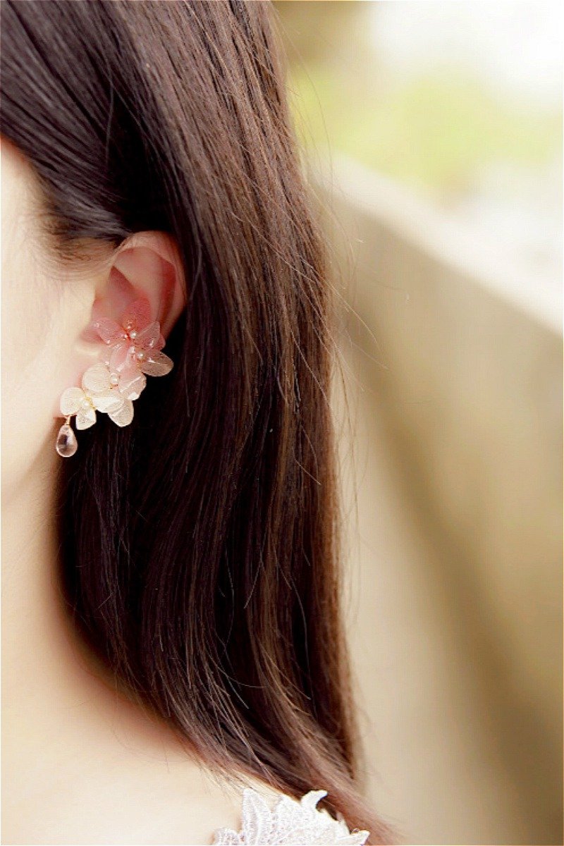 Original | [雨の日] Gradient pink hydrangea immortal flower cluster imported from Japan water drop bead cushion ear clip - Earrings & Clip-ons - Plants & Flowers Pink