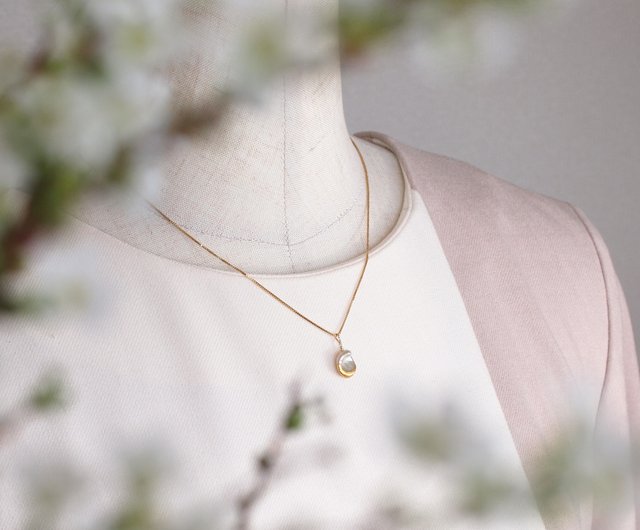 Small cherry-colored keshi pearl necklace | Gold leaf pearl