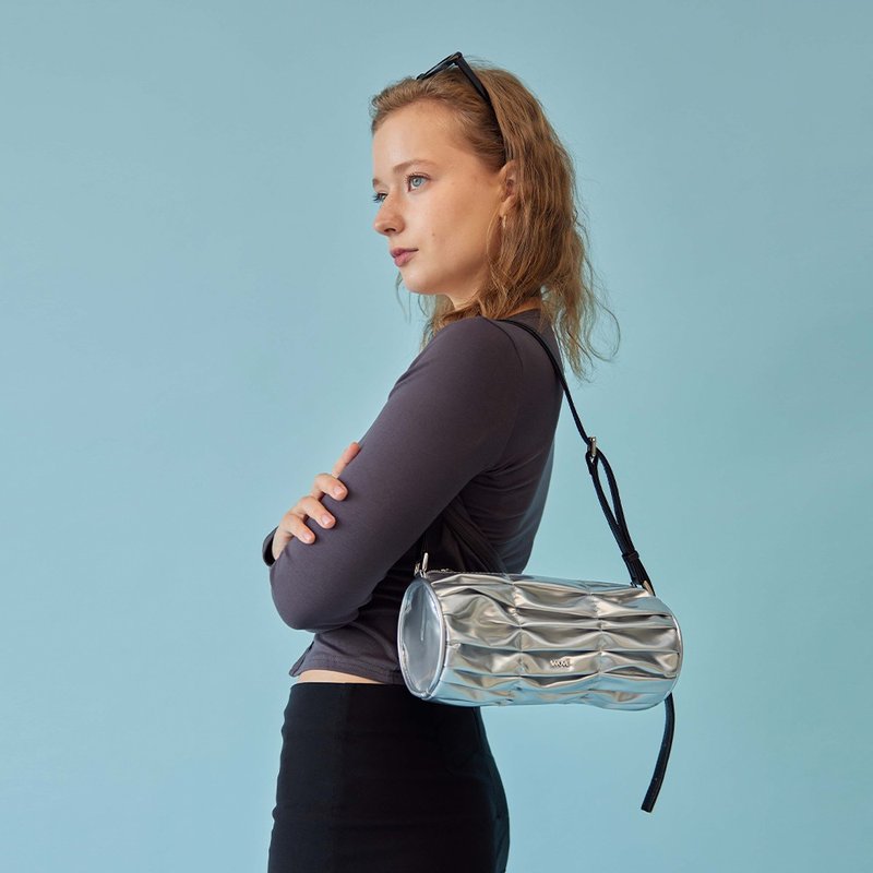 WOVE - Zoom 圓筒抓皺包 銀色 - 手提包/手提袋 - 人造皮革 銀色