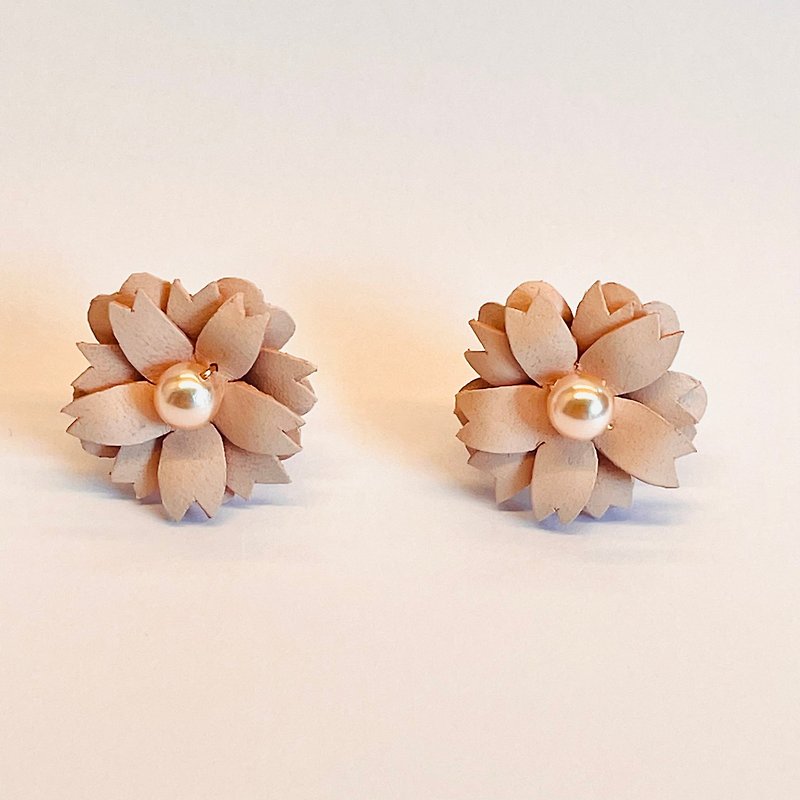 Leather flower earrings Yae Sakura Austrian crystal pearl earrings - ของวางตกแต่ง - หนังแท้ หลากหลายสี