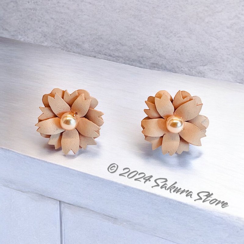 Leather flower earrings Yae Sakura Austrian crystal pearl earrings - ของวางตกแต่ง - หนังแท้ หลากหลายสี