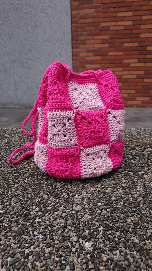 ハンドメイド　市松模様　巾着バッグ ベージュ×ブラウン エコアンダリヤで編んだ松編み模様の巾着