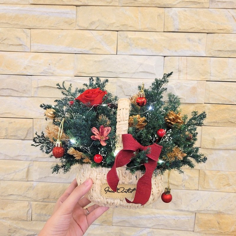 Everlasting cedar Christmas flower basket. Comes with light. Christmas gift box - Dried Flowers & Bouquets - Plants & Flowers 