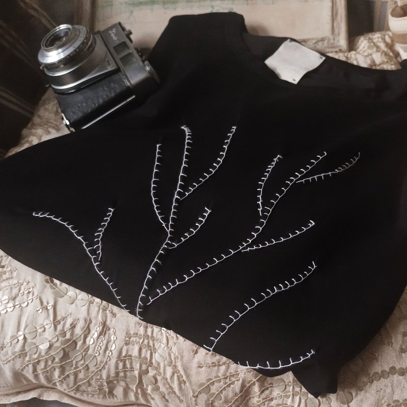*手工刺繡糸列* 百搭高端簡約直身棉彈 smart casual T *樹形圖案 - 女 T 恤 - 棉．麻 黑色