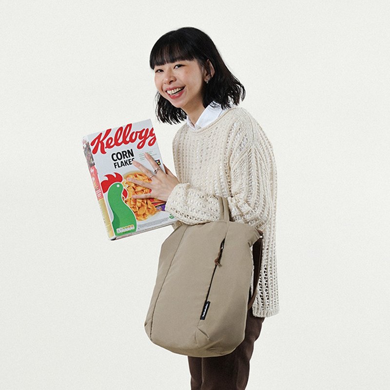 【FW25全新Wander系列】JULIAN 兩用日常手提包 (沙卡其) - 側背包/斜背包 - 環保材質 卡其色