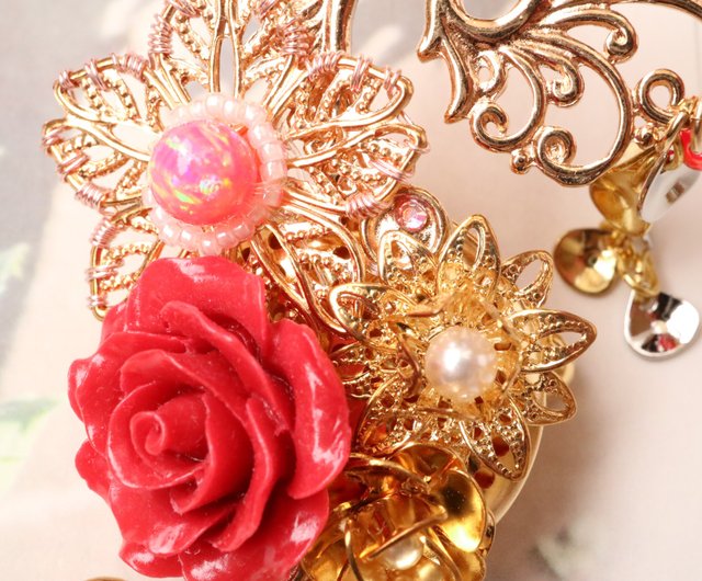 The classic sakura brooch