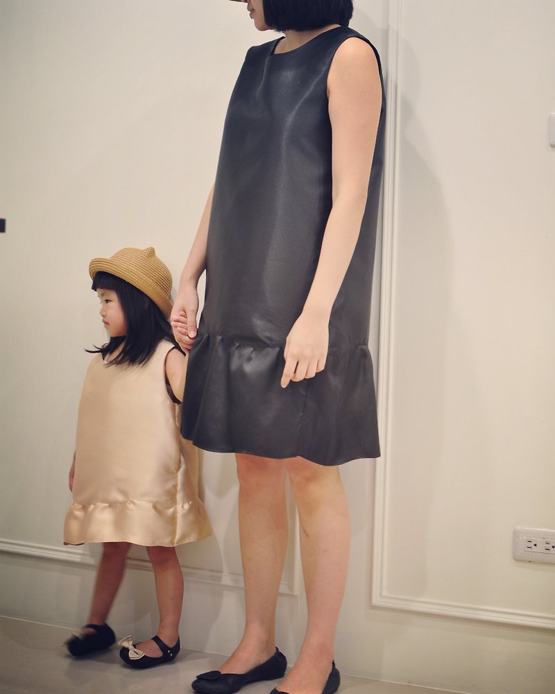 Flat 135 X 台灣設計師 親子裝系列 組合 氣質感無袖洋裝下擺波浪 - 連身裙 - 聚酯纖維 黑色