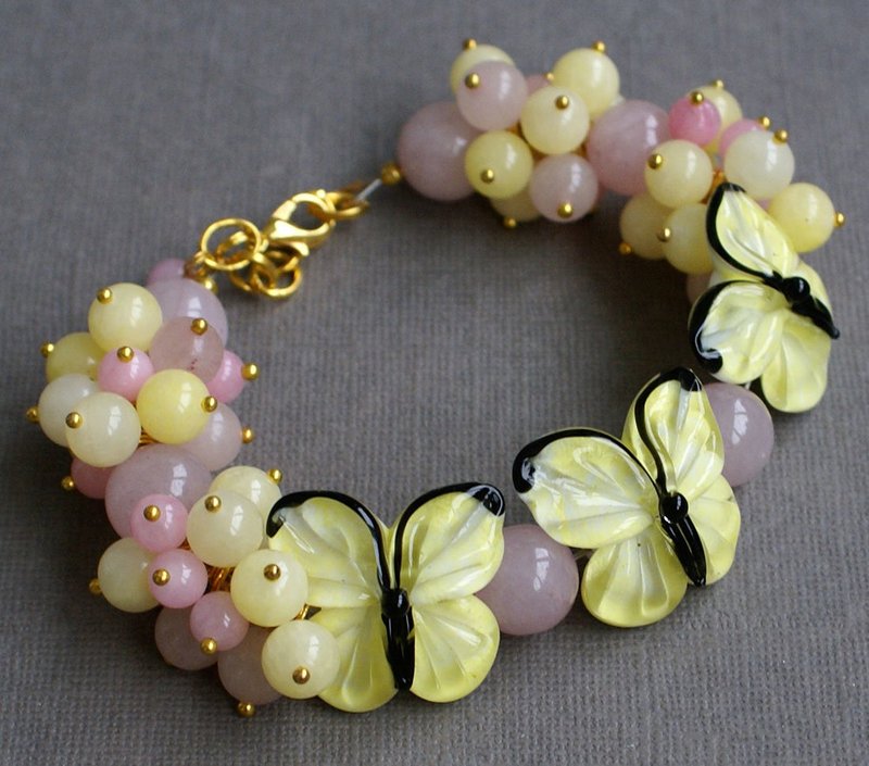 Bracelet with light yellow lampwork butterflies, pink yellow gemstone bracelet - สร้อยข้อมือ - แก้ว สีเหลือง