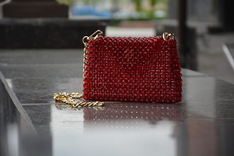 Small beaded red bag with gold chain, crossbody red bag, summer bag, beaded bag - กระเป๋าถือ - อะคริลิค สีแดง
