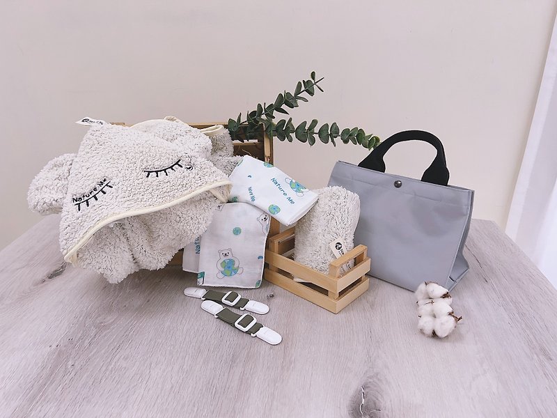 Pamper baby newborn luxury gift box (month-old/newborn/wrap/gift/congratulation/bath towel) - ของขวัญวันครบรอบ - วัสดุอีโค ขาว