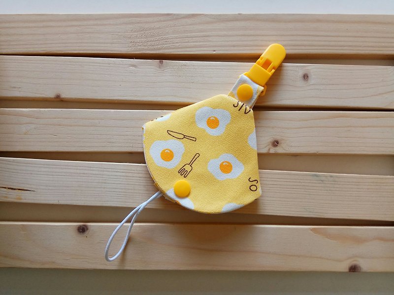 Shipped within 5 days. Poached egg 2-in-1 pacifier clip pacifier dust cover + pacifier clip dual functions - ผ้ากันเปื้อน - ผ้าฝ้าย/ผ้าลินิน สีเหลือง