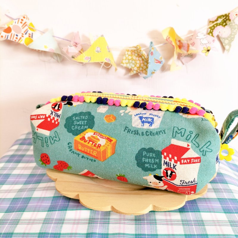 牛牛早餐胖胖包 化妝包 收納包 筆袋 手作 日系 牛奶 草莓 奶油 - 化妝包/收納袋 - 棉．麻 