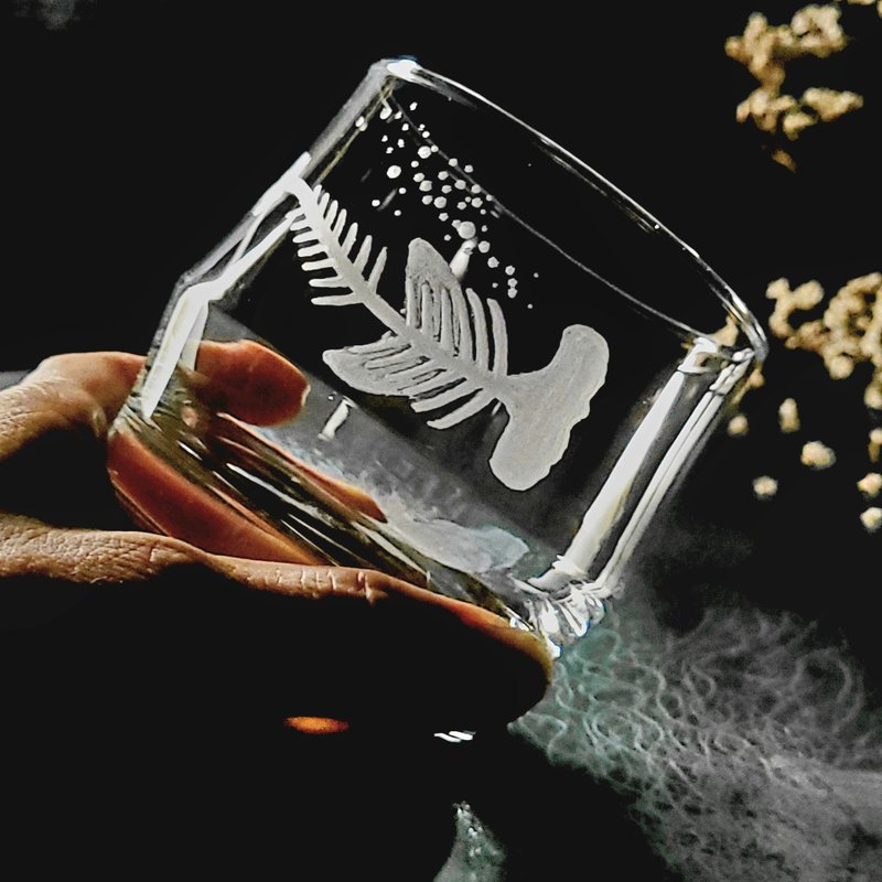 【烈酒獨享杯客製】 烈/調酒杯 可配對 手工雕圖/免費刻字 - 酒杯/酒器 - 玻璃 透明