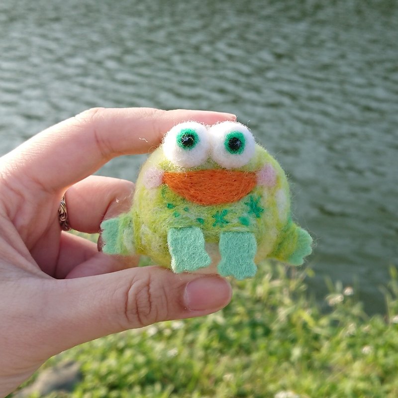 Happy little frog with wool felt brooch - Brooches - Wool Green