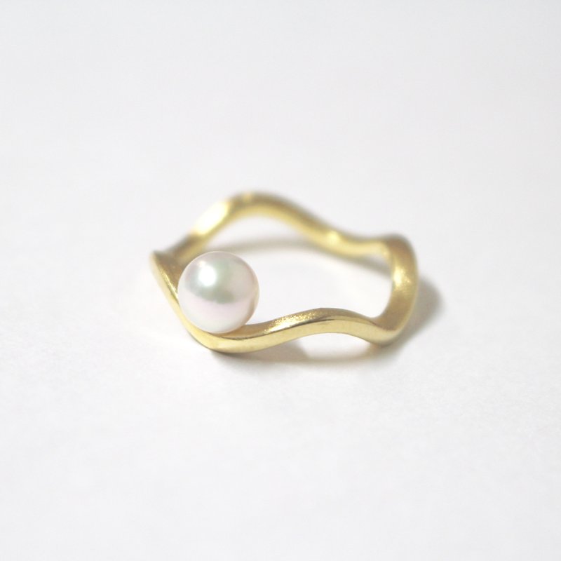 Akoya pearl undulation ring Gold color