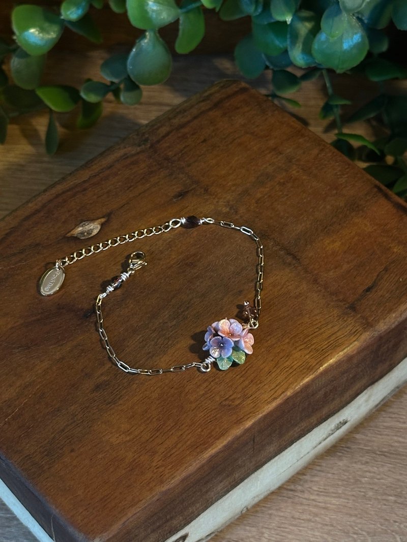 漸層紫粉繡球花 手鏈 亮漆 鍍玫瑰金鏈條 - 手鍊/手環 - 陶 粉紅色