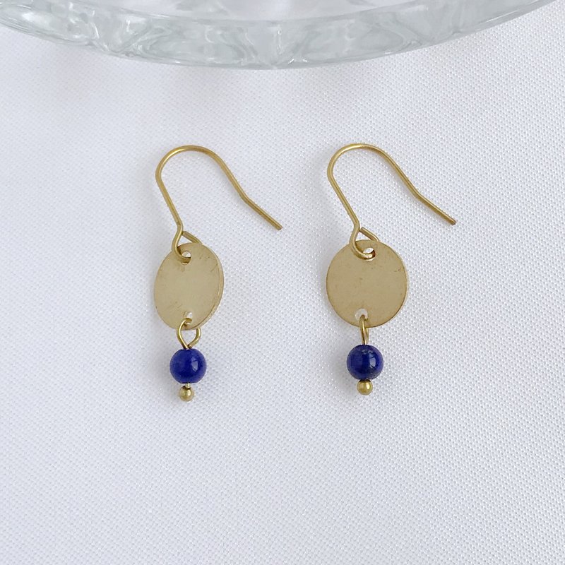 古典圓片。青金石 天然石 黃銅耳勾 手作耳環 事業 工作 消除疲勞 - 耳環/耳夾/耳骨夾 - 水晶 藍色