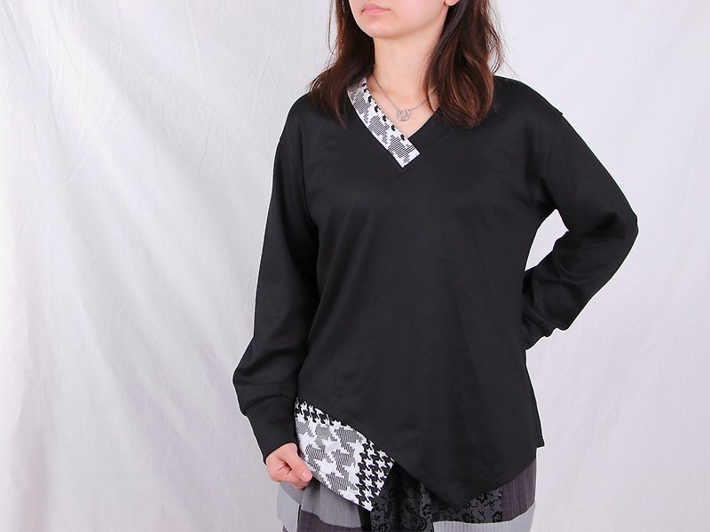 Houndstooth V-neck diagonal cut top - เสื้อผู้หญิง - ผ้าฝ้าย/ผ้าลินิน สีดำ