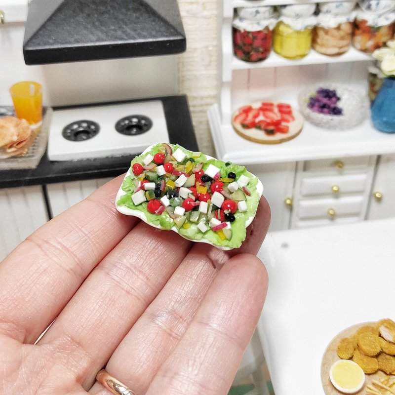 Realistic greek salad - realistic salad - doll food - 1 12 scale - miniature - 公仔/玩偶 - 黏土 