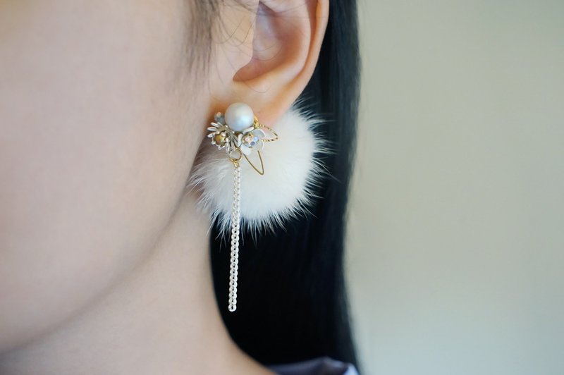 Winter Love-Two Crystal Pearl Hair Ball Earrings - ต่างหู - วัสดุอื่นๆ หลากหลายสี