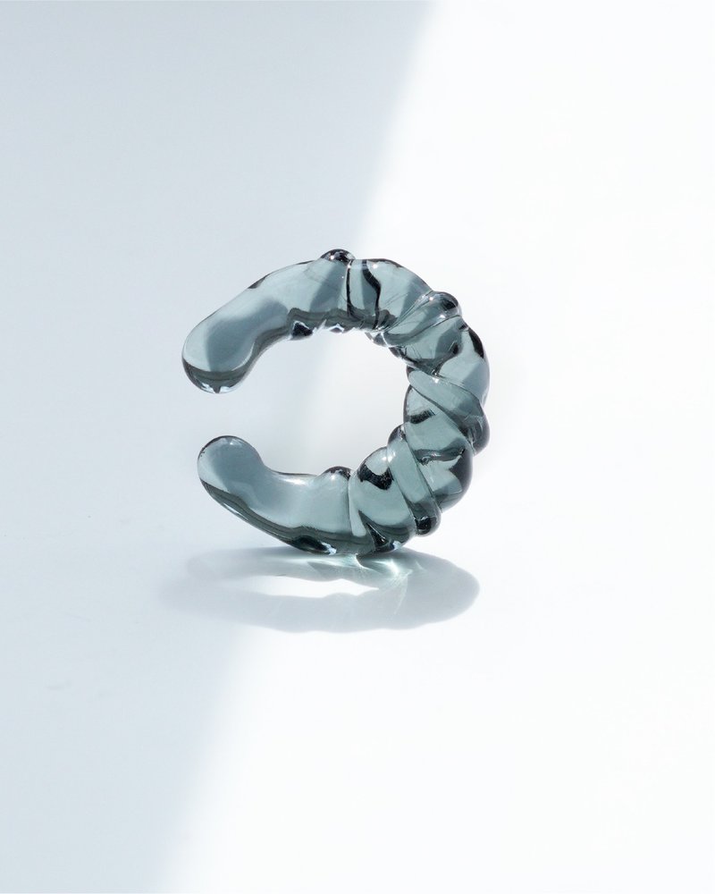 手作りツイストガラスイヤーカフス【炭色】 - ピアス・イヤリング - ガラス グレー