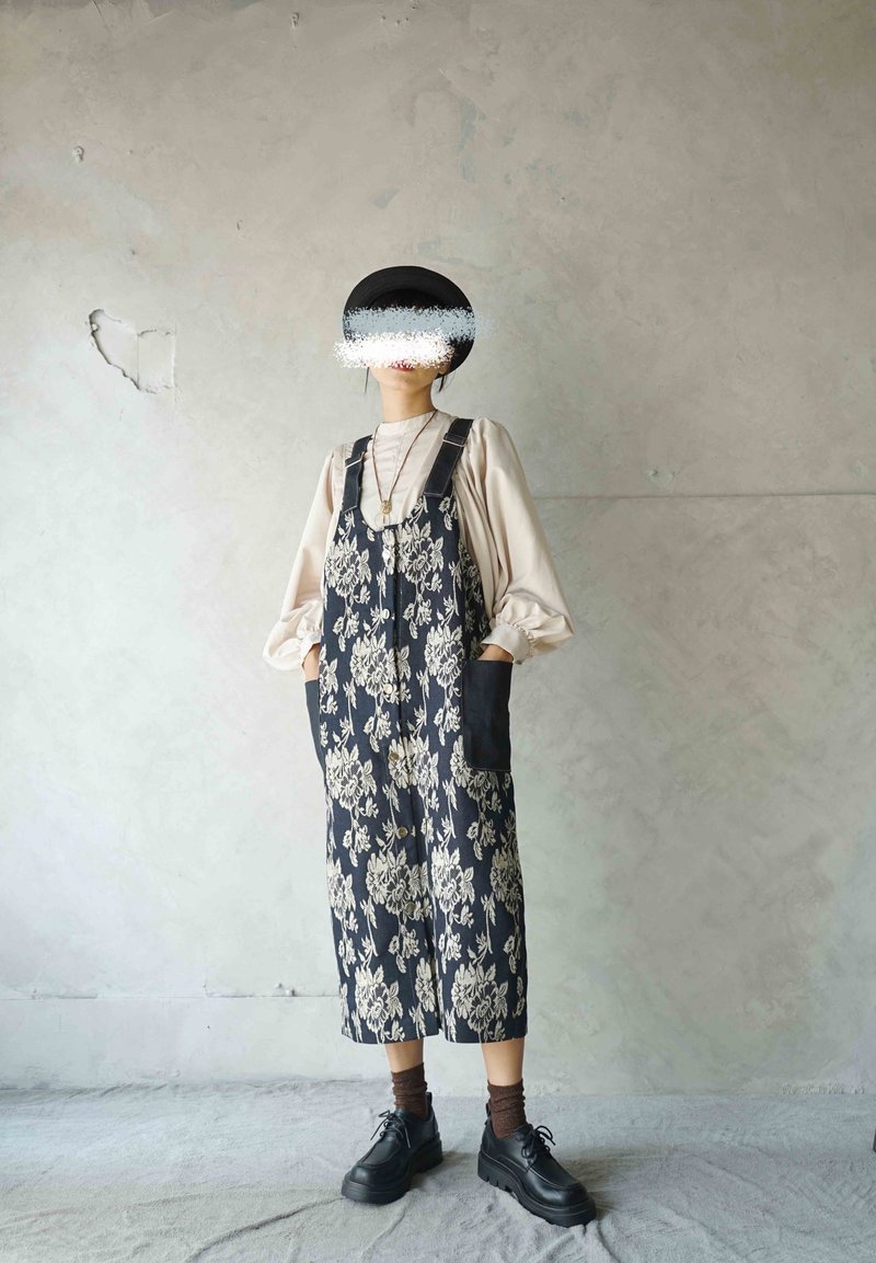 Design handmade-retro jacquard texture dark blue denim suspender long skirt - ชุดเดรส - ผ้าฝ้าย/ผ้าลินิน สีน้ำเงิน