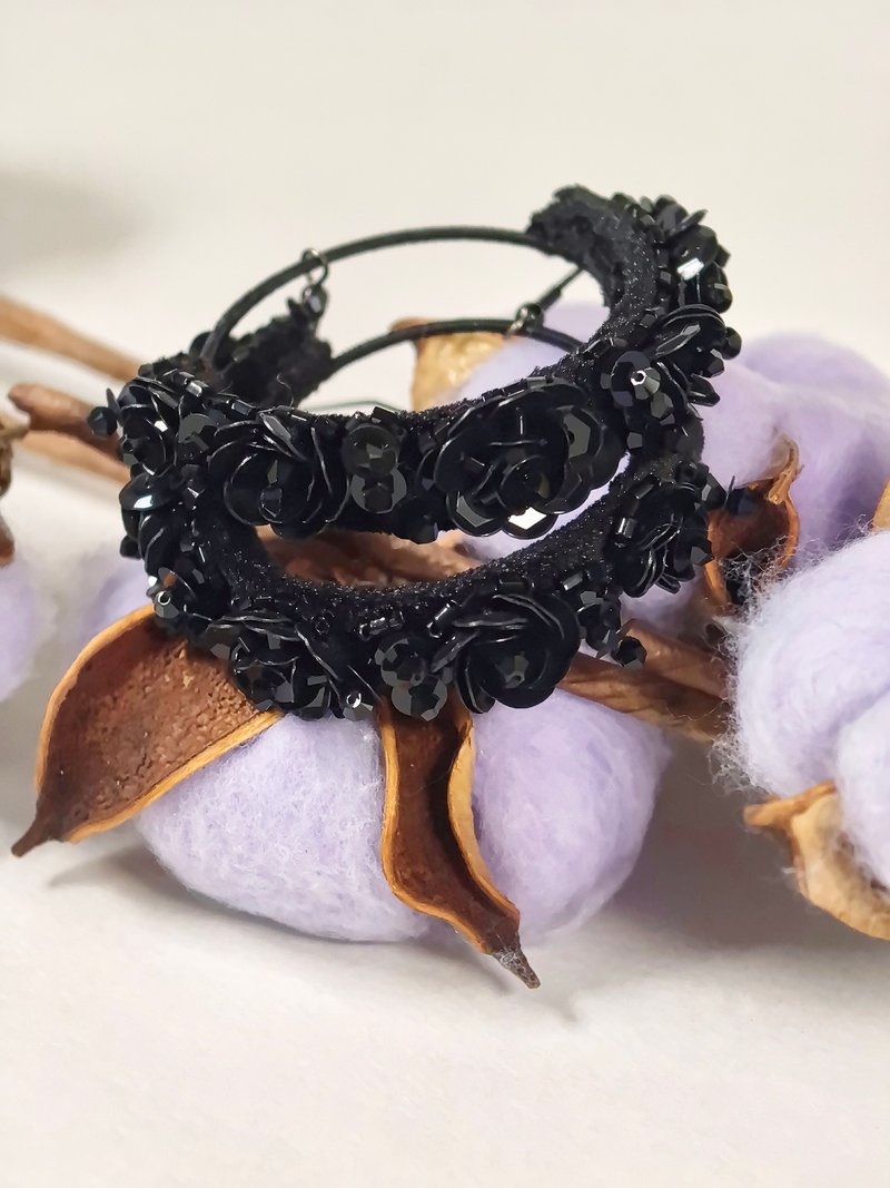 暗黑浪漫刺繡哥德耳環 - 耳環/耳夾/耳骨夾 - 塑膠 黑色