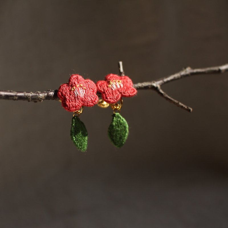 Hand-embroidered camellia Clip-On - ต่างหู - ผ้าฝ้าย/ผ้าลินิน สีแดง