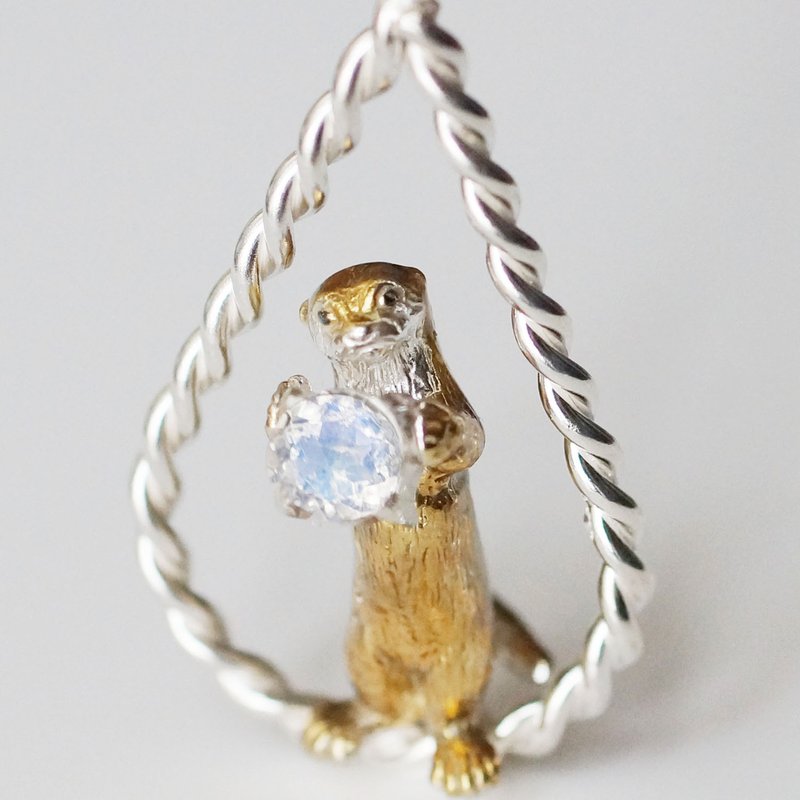 ロイヤルブルームーンストーン花束をささげるコツメカワウソのペンダント 燻し - 項鍊 - 其他金屬 金色