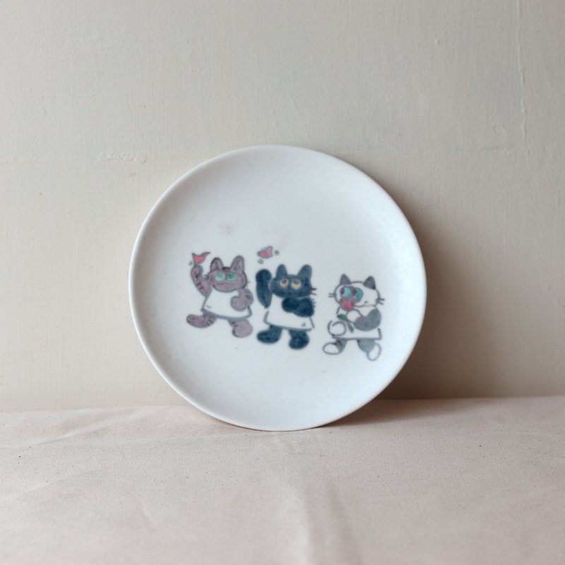 ดินเผา จานและถาด ขาว - Three cats go out and play with a ceramic snack plate