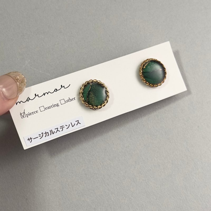 【1点のみ】グリーン　アルコールインクアート　ピアス　サージカルステンレス　小ぶり　小さめ　金属アレルギー対応　ミニ　人と被らない　ゴールド　キレイめ　緑 - 耳環/耳夾/耳骨夾 - 樹脂 綠色