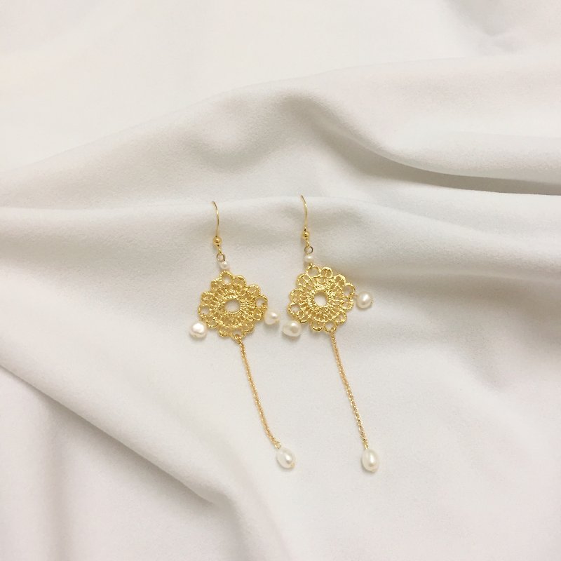 七月裡的微風 — 蕾絲質感的珍珠垂吊耳環 可改夾式 - 耳環/耳夾 - 珍珠 金色