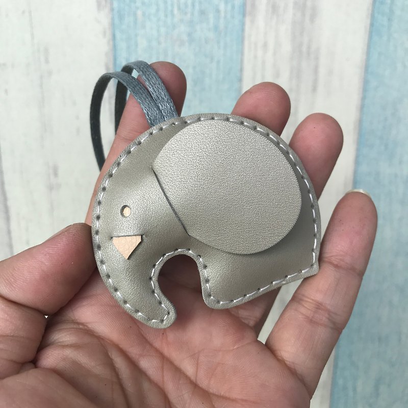 Healing small object copper color cute elephant hand-sewn leather charm small size - พวงกุญแจ - หนังแท้ สีกากี
