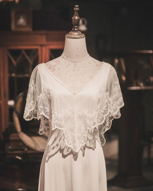 英国ヴィンテージ　アンティーク　60年代　ドレス　未使用 1960年代のケープスタイルのアンティークウェディングドレス