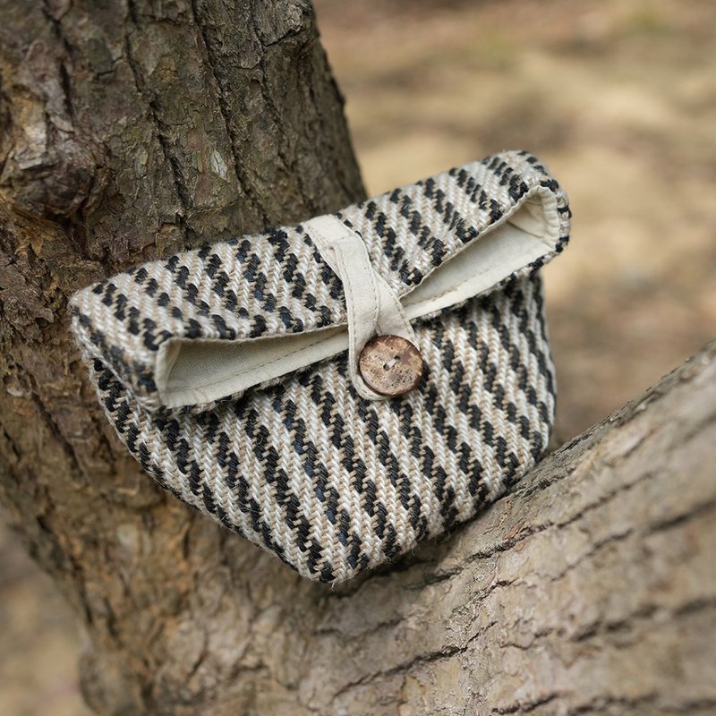 Handmade multifunctional wooden buckle three-dimensional storage bag_Fair Trade - กระเป๋าเครื่องสำอาง - ผ้าฝ้าย/ผ้าลินิน สีกากี