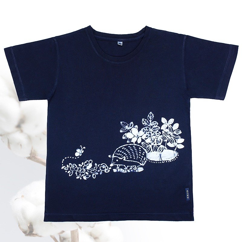 Takuya Aizen - hedgehog / snow forest - blue batik cotton T-shirt / designer Kim - Women's T-Shirts - Cotton & Hemp Blue