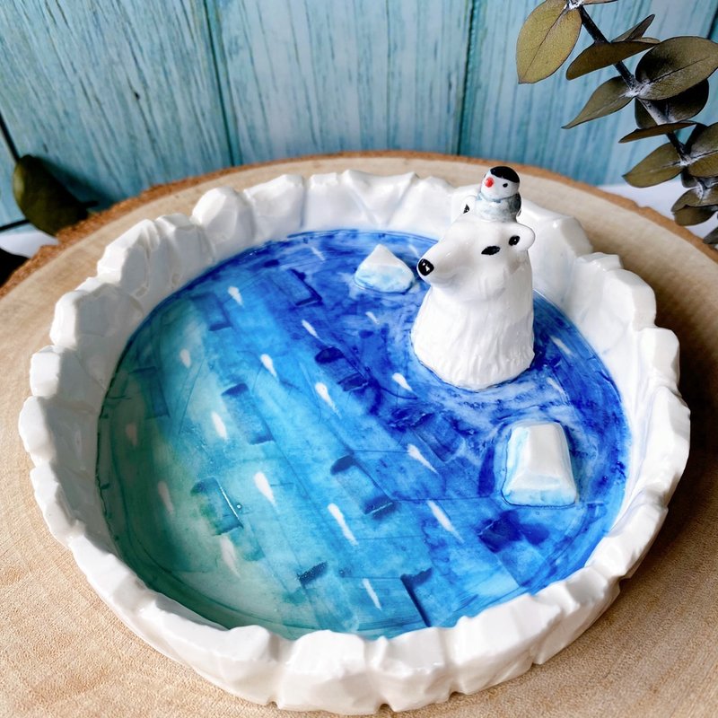 ハンドピンチプレート～青い海のシロクマとアジサシ｜手作り陶器｜カード書き - 皿・プレート - 磁器 ブルー
